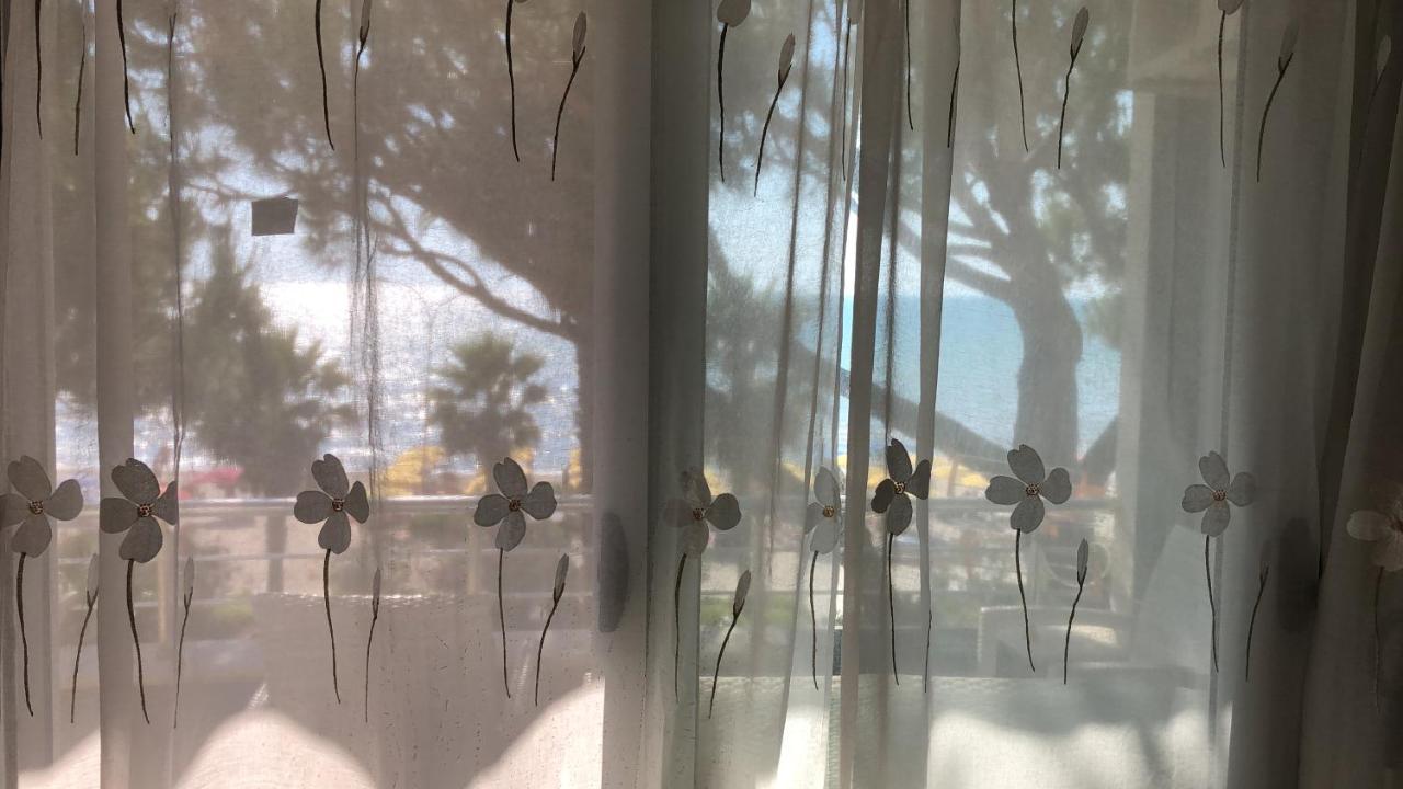Mali I Robit Beachfront Apartment Golem  Exterior foto